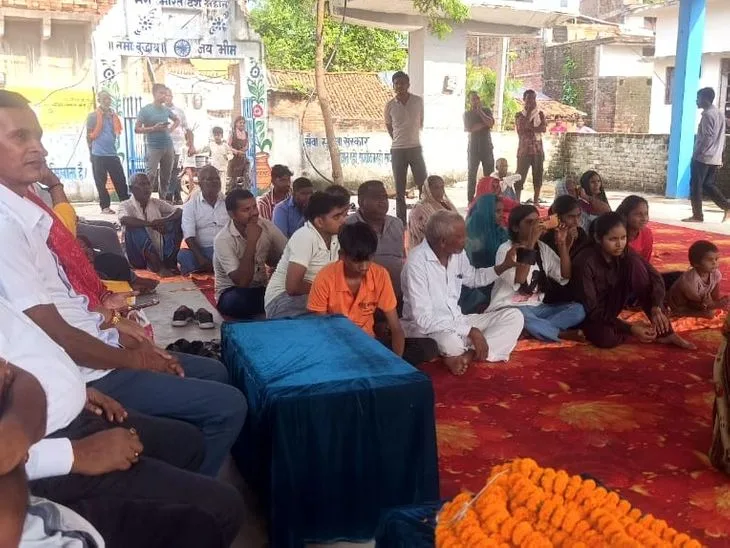 पीएम मोदी की 25 साल की सेवा पर नुक्कड़ नाटक: घोरावल के अंबेडकर पार्क में वाराणसी के कलाकारों ने किया मंचन