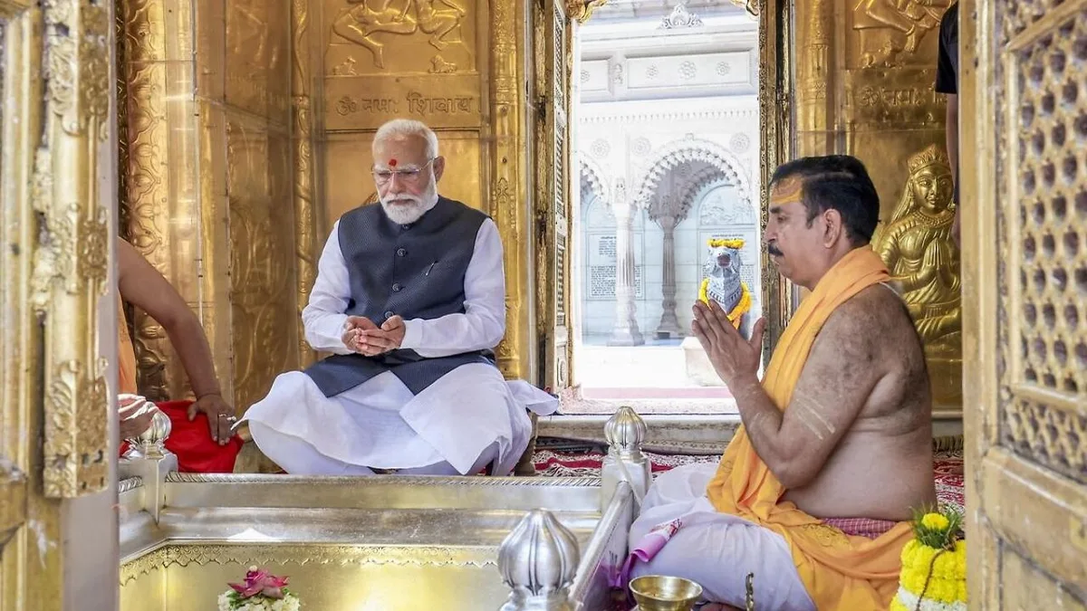 PM मोदी के 76वें जन्मदिन पर काशी घाटों पर दुग्धाभिषेक, Gen Z ने पहली बार रक्तदान कर दी बधाई