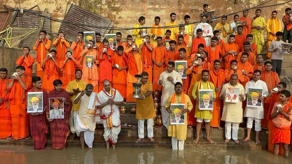 वाराणसी में 76 बटुकों ने किया मां गंगा का दुग्धाभिषेक; की दीर्घायु की कामना, देखें तस्वीरें