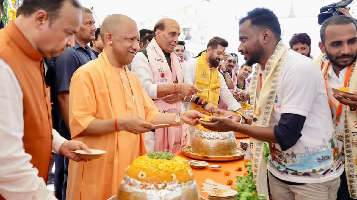 वाराणसी में 'सेवा संकल्प अभियान' का शुभारंभ; रक्षा मंत्री बोले- "PM मोदी के नेतृत्व में भारत आर्थिक और सांस्कृतिक महाशक्ति के रूप में उभर रहा है!"