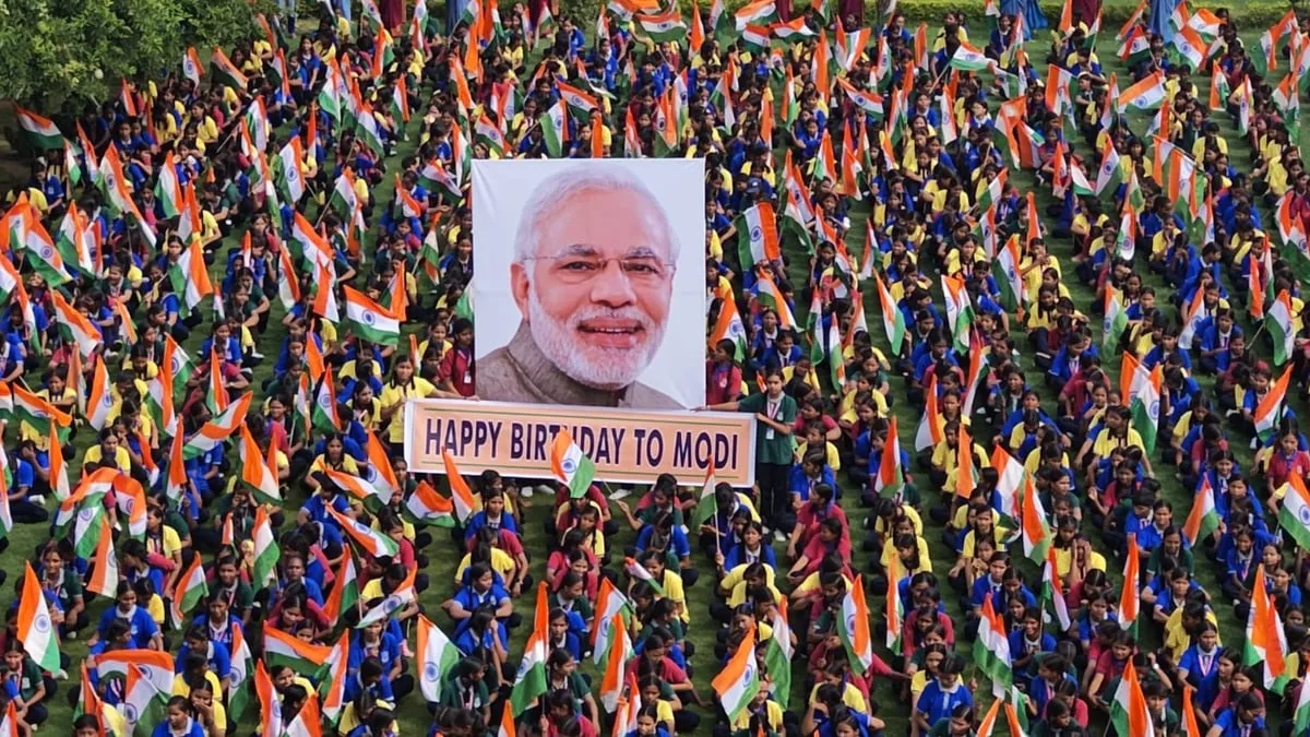 पीएम मोदी का जन्मदिन: काशी में 1077 बेटियों ने रचा खेलों का उत्सव, हाथ में तिरंगा लेकर बनाई मानव शृंखला