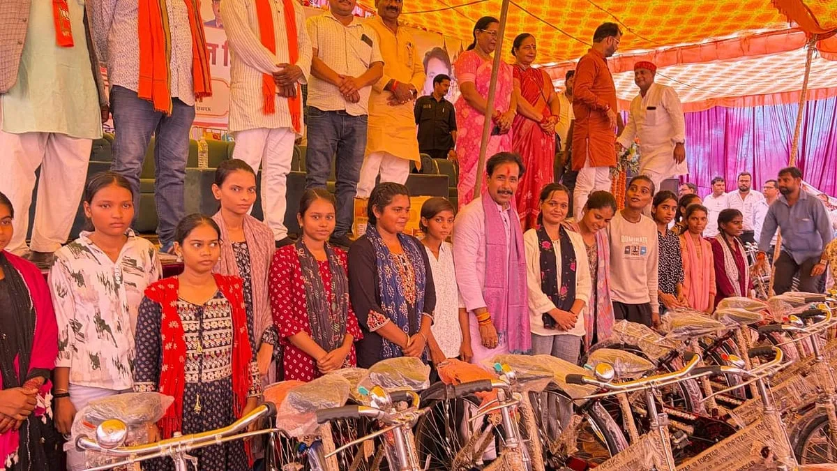 वाराणसी में श्रमिकों को मिली बड़ी सौगात, 8 मेधावी छात्राओं को स्कूटी और 76 श्रमिकों को बांटे साइकिल