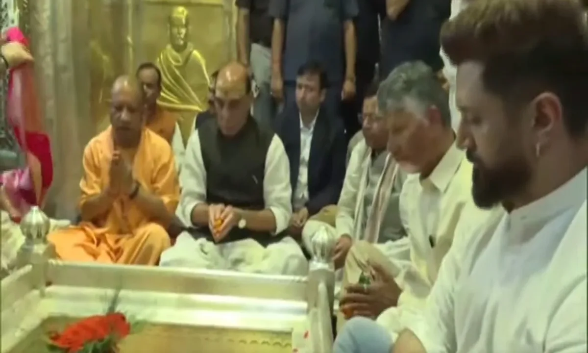 CM Nadiu Offers Prayers at Kashi Vishwanath Temple in Varanasi