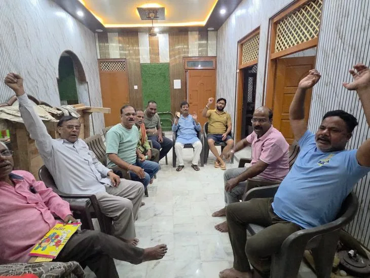 वाराणसी में 'मन की बात' का कार्यक्रम सुना: वरुणा नगर कॉलोनी में पार्षद के साथ भाजपा कार्यकर्ताओं ने सुना 'म...