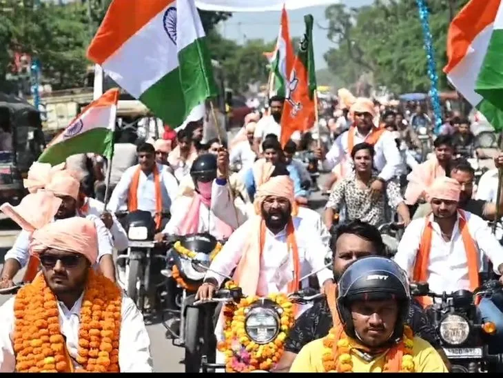 वाराणसी-वडनगर सेवा यात्रा का बुलंदशहर में स्वागत: पीएम मोदी के 25 साल पूरे होने पर युवाओं ने किया वृक्षारोपण