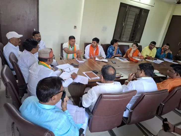 वाराणसी में भाजपा जिला प्रभारी ने की संगठनात्मक बैठक: 'सेवा संकल्प अभियान' को बूथ स्तर तक पहुंचाने का दिया ...