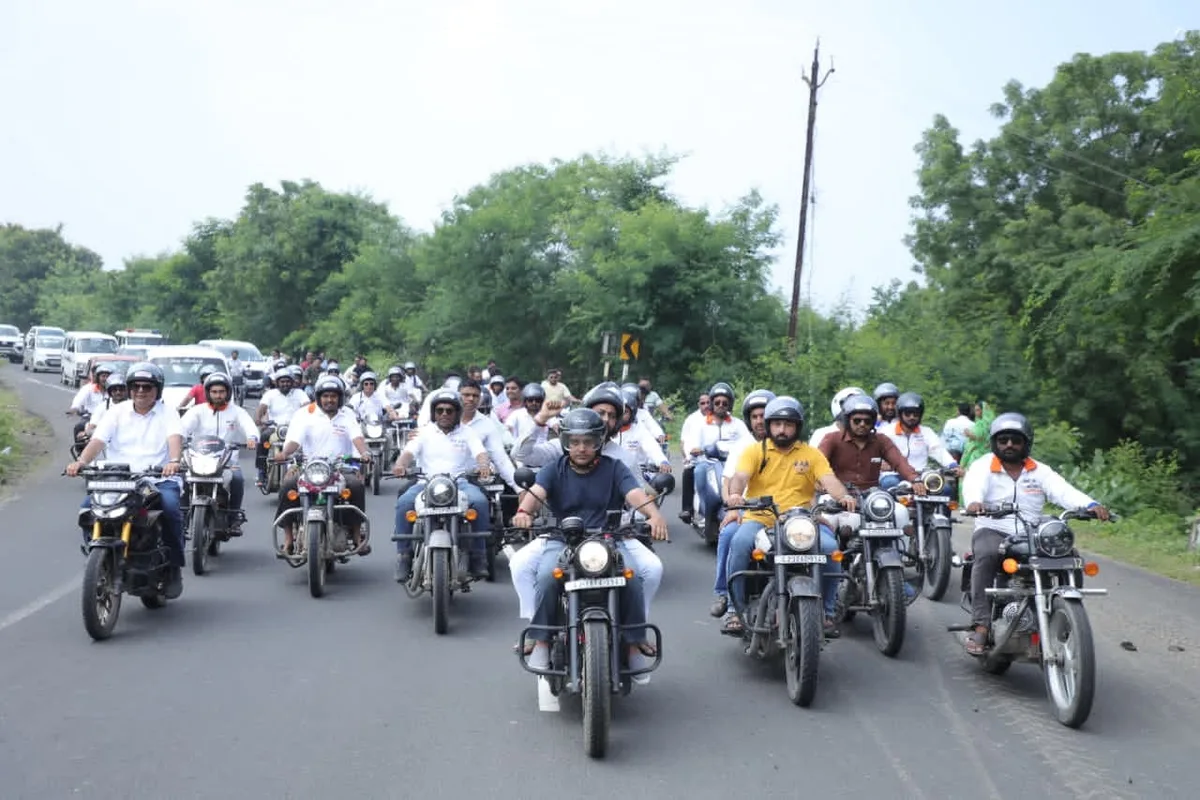 Vadnagar-Varanasi Seva Yatra: 500 volunteers on motorcycles clean schools, ponds along the route