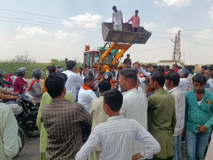 बड़नगर-वाराणसी बाइक रैली का फतेहगढ़ मेंस्वागत: ग्रामीणों और भाजपा कार्यकर्ताओं ने जेसीबी से की पुष्पवर्षा