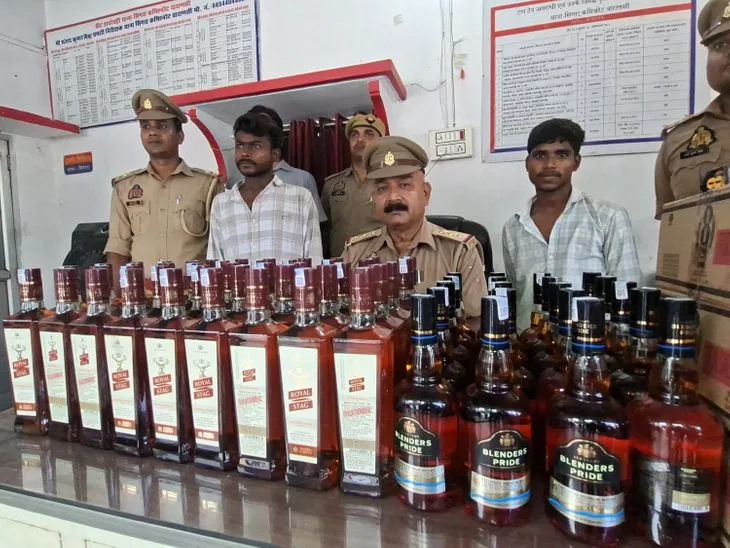 वाराणसी में पुलिस ने पकड़ी एक लाख की अवैध शराब: ऑटो से बनारस स्टेशन ले जा रहे थे, ट्रेन से पटना भेजने की थी...