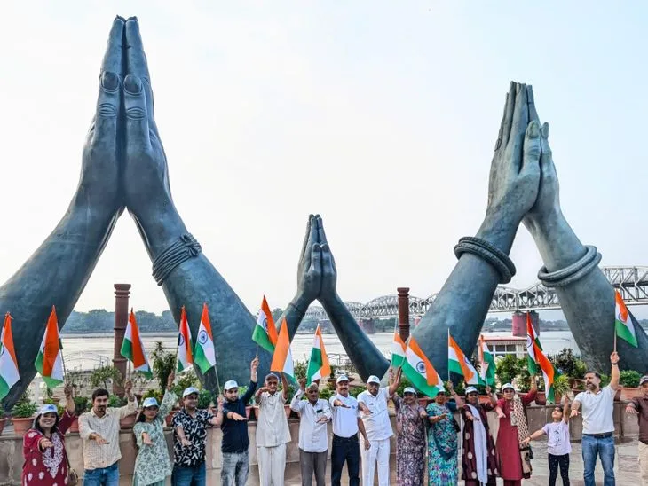वाराणसी में नमो घाट पर स्वच्छता अभियान: नमामि गंगे की टीम ने दिलाई निर्मल गंगा की शपथ