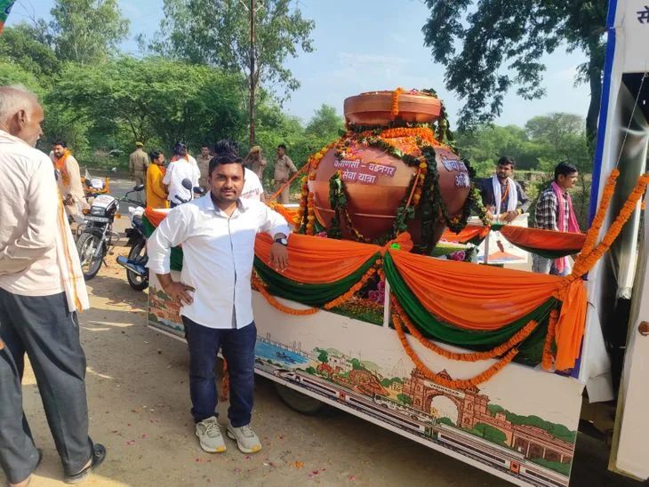 पीएम मोदी के 25 साल के सेवा-संकल्प पर कलश यात्रा: वाराणसी से गुजरात तक का सफर, शंकरगढ़ में हुआ जोरदार स्वागत