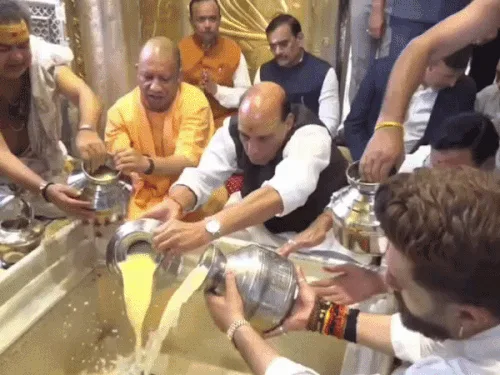 रक्षा मंत्री-मुख्यमंत्री ने बाबा विश्वनाथ के दरबार में किया पूजन: पीएम मोदी की लंबी उम्र के लिए की प्रार्थना,76 किलो का कांटा लड्डू से बना केक