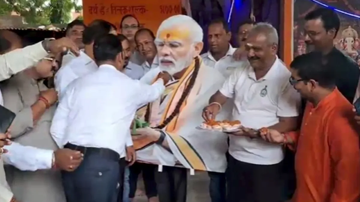 PM मोदी के जन्मदिन की पूर्व संध्या पर वाराणसी में यज्ञ-हवन, लंबी उम्र के लिए की गई प्रार्थना