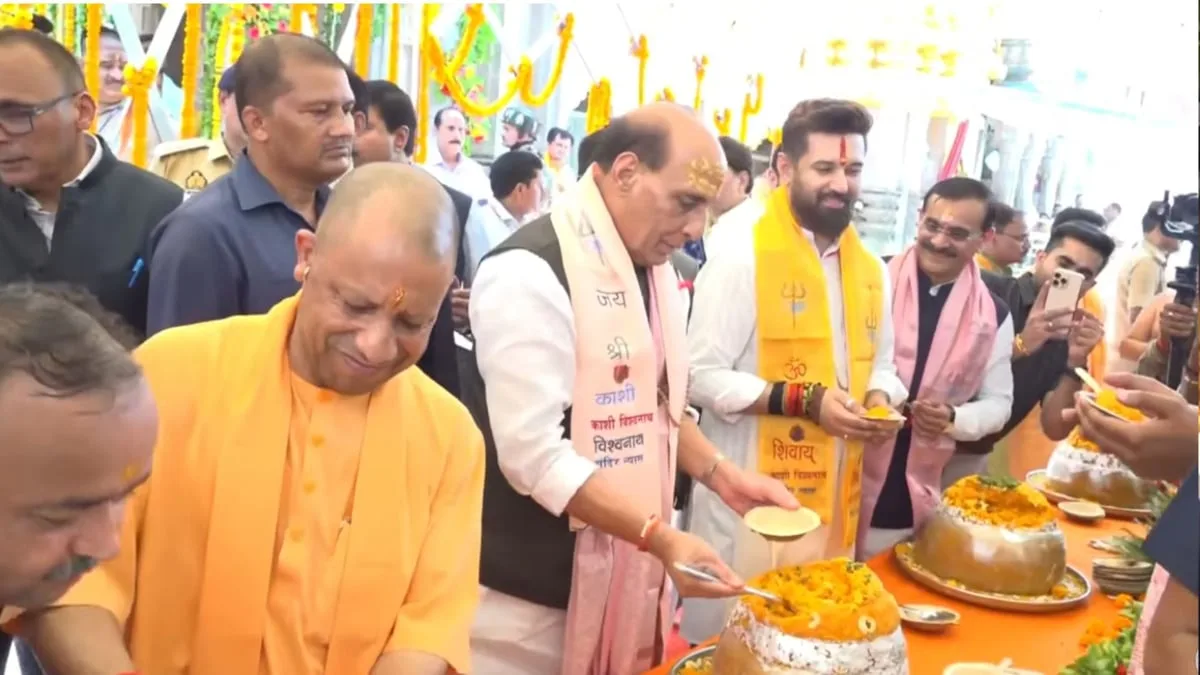 काशी विश्वनाथ धाम में विशेष पूजा: सीएम योगी, रक्षामंत्री ने काटा केक; चंद्रबाबू नायडू व चिराग पासवान रहे मौजूद