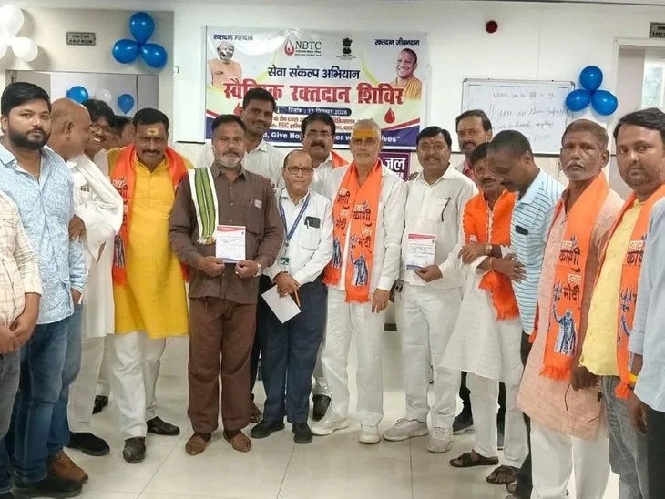 वाराणसी में पीएम मोदी के जन्मदिन पर सेवा कार्यक्रम आयोजित: पांडेपुर अस्पताल में मरीजों को फल बांटे, ईएसआई अ...