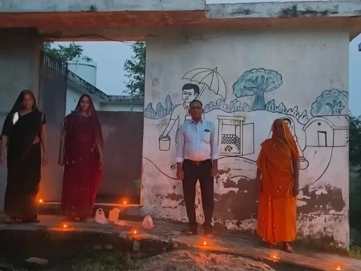 पीएम मोदी के जन्मदिन पर दीप जलाकर दीर्घायु की कामना: वाराणसी के सरैया गांव में सामुदायिक शौचालय पर हुआ कार्...