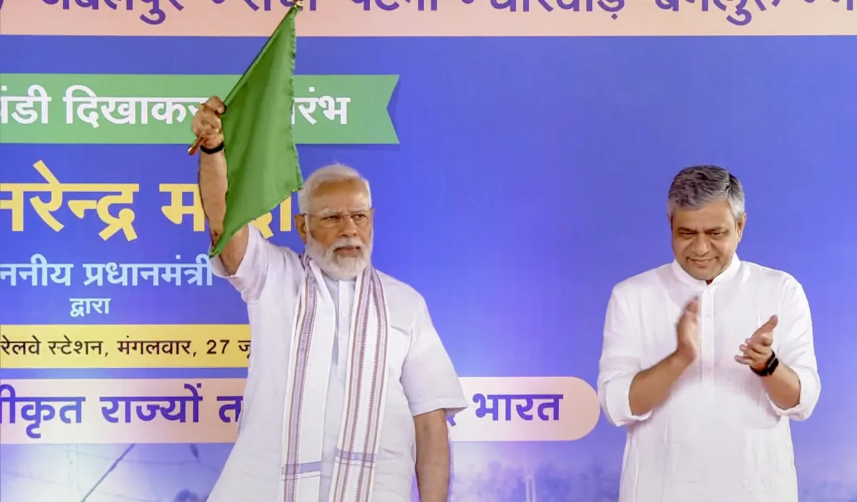PM Modi ने Kashi Tamil Sangamam का किया उद्घाटन, वंदे भारत ट्रेन को दिखाई हरी झंडी