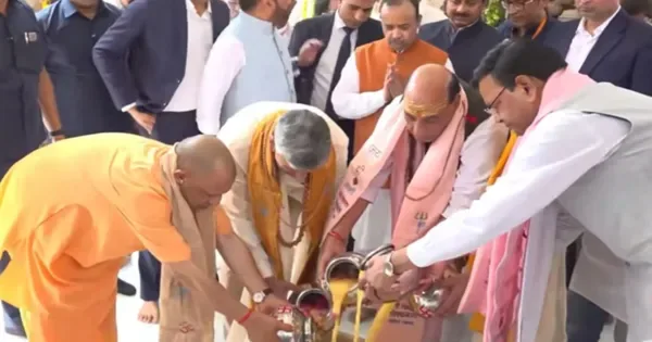 काशी विश्वनाथ मंदिर में गूंजे मंत्र, CM योगी ने किया महाभिषेक; राजनाथ-नायडू समेत दिग्गजों ने की प्रार्थना
