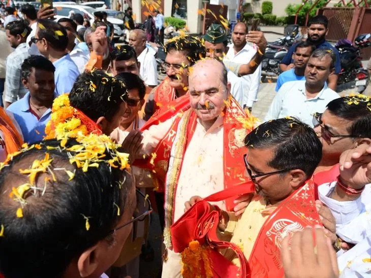 वडनगर से वाराणसी सेवा संकल्प यात्रा का मथुरा में स्वागत: कार्यकर्ताओं ने पुष्पवर्षा की, दिखा उत्साह और जोश