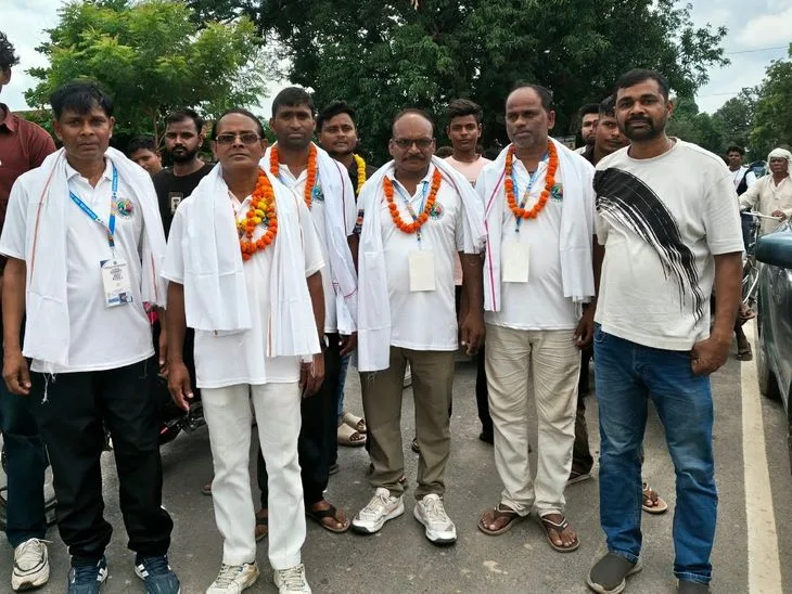 एडवेंचर मास्टर्स हॉकी कप में बनारस टीम ने जीता कांस्य: खिलाड़ियों का मोहनसराय चौराहा पर हुआ स्वागत