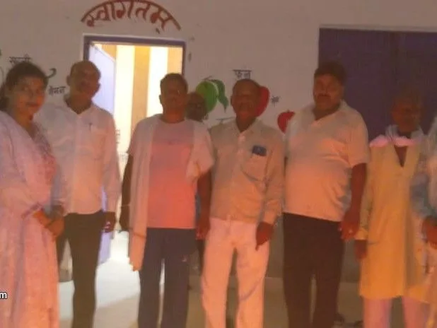 पीएम मोदी के जन्मदिन पर वाराणसी में कार्यक्रम: जगदीशपुर पंचायत भवन में हुआ आयोजन, सफाईकर्मी सम्मानित कर काट...