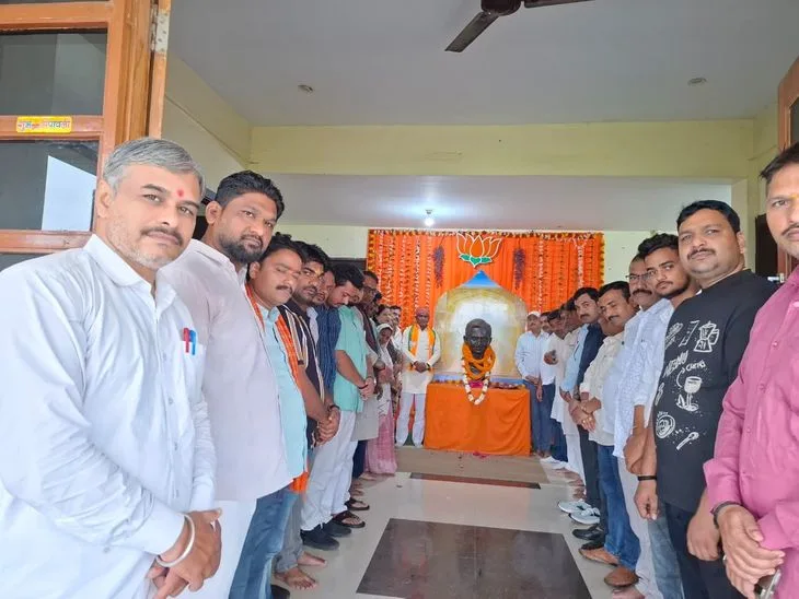 दीनदयाल उपाध्याय जयंती पर भाजपा ने किया नमन: वाराणसी में जिलाध्यक्ष बोले- अंतिम व्यक्ति के विकास से ही होगा...