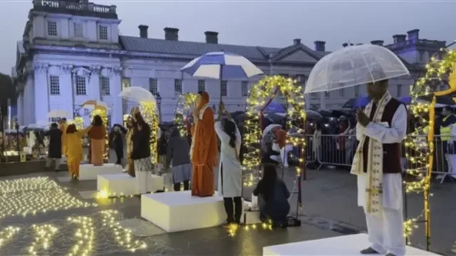 ब्रिटेन में काशी-हरिद्वार जैसा नजारा, लंदन की टेम्स नदी के किनारे पहली बार हुई गंगा आरती