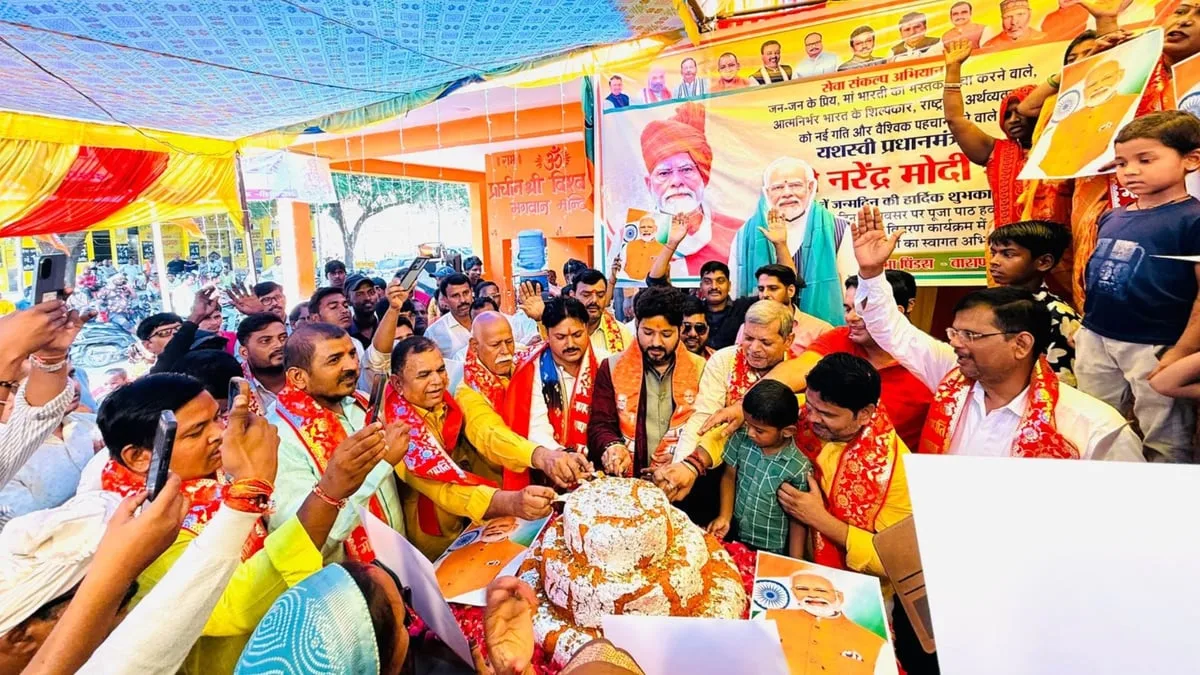 तस्वीरें: पीएम मोदी के जन्मदिन पर काशी में जश्न, 76 ने किया मां गंगा का दुग्धाभिषेक, 76 मीटर चुनरी अर्पित