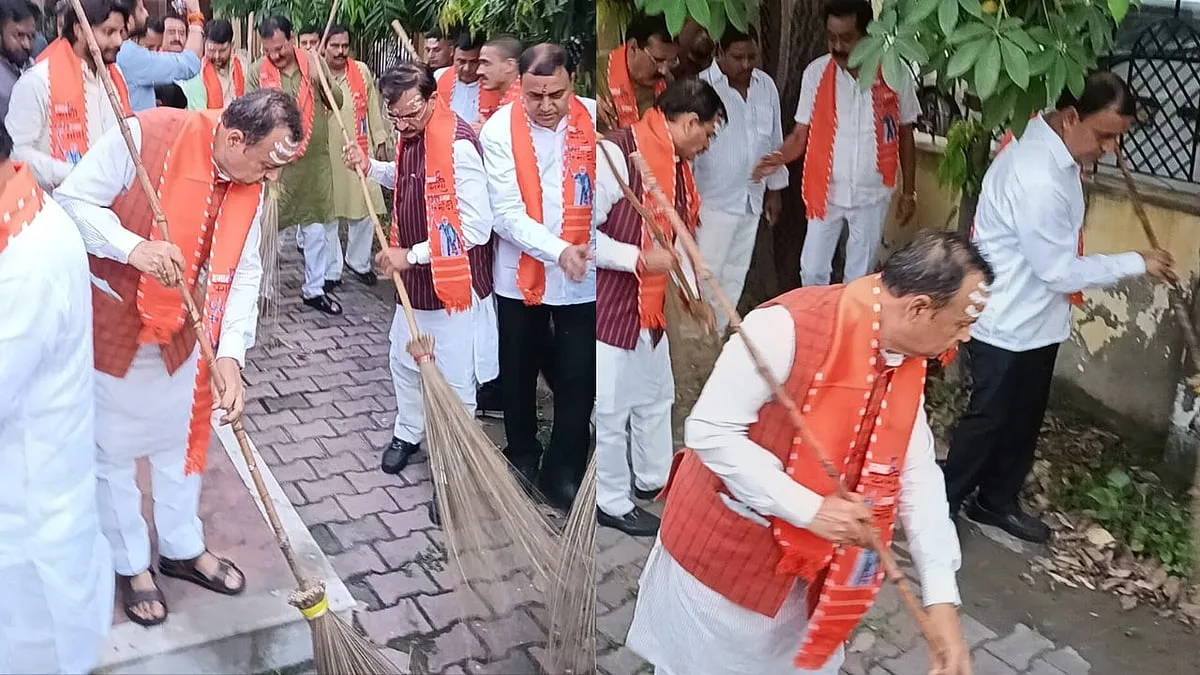 Varanasi: झाड़ू लेकर उतरे भाजपा नेता, बोले- स्वच्छता को अभियान नहीं, जनआंदोलन बनाना होगा