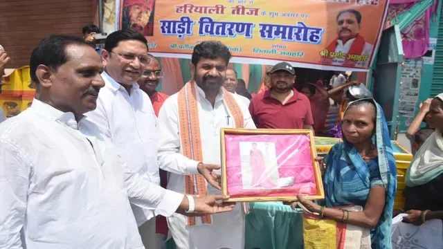 काशी की गरीब और जरूरतमंद महिलाओं को तीज पर मंत्री ने किया साड़ी वितरण