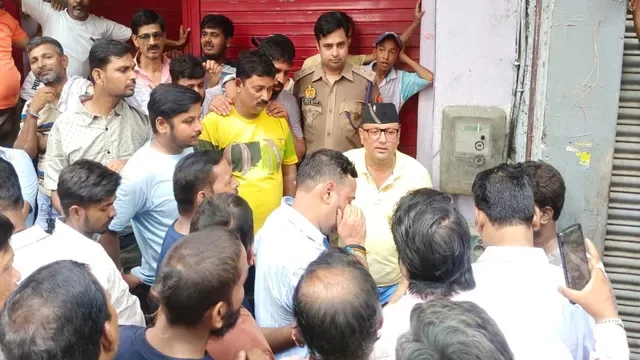 वाराणसी में सीवर और बरसाती पानी के जमाव से आजिज लोगों ने विधायक संग जीएम को बैठाया