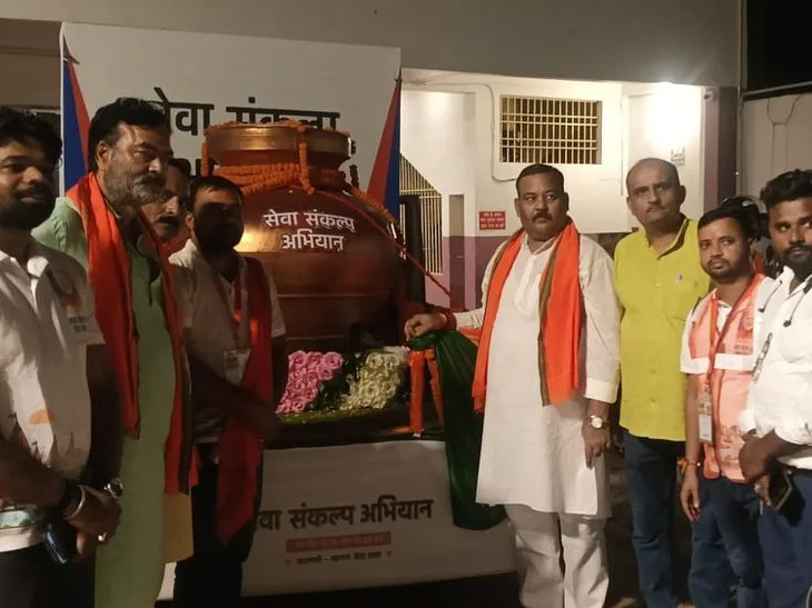 काशी से 500 लीटर गंगाजल लेकर भाजपा कार्यकर्ता रवाना: भदोही में 4 जगहों से गुजरेगी; प्रधानमंत्री की कर्मभूमि...