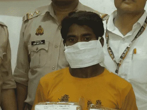 बनारस स्टेशन से शातिर मोबाइल स्नेचर गिरफ्तार: एक लाख से अधिक का मोबाइल बरामद, चलती ट्रेन से उतरने में एक्सप...