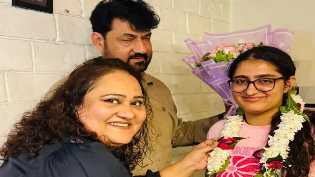 वाराणसी की बेटी खुशी कपूर ने श्रीलंका में अंतरराष्ट्रीय मंच पर बढ़ाया देश का गौरव, एयरपोर्ट पहुंचने पर हुआ स्वागत