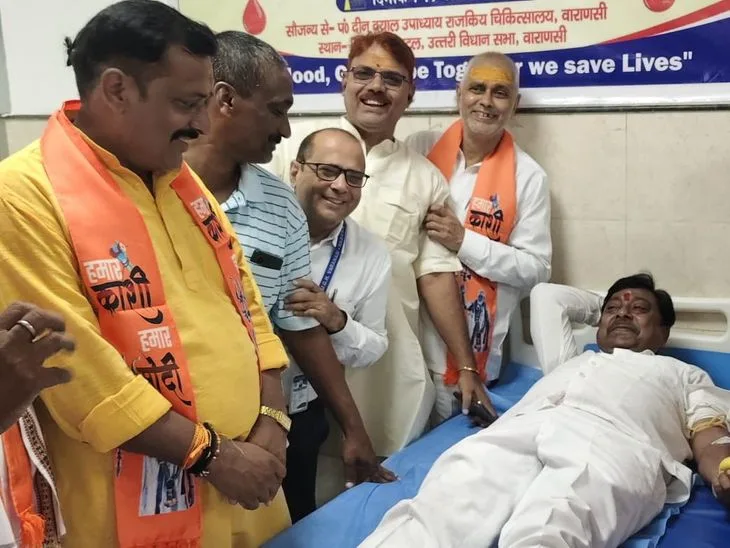 पीएम मोदी के जन्मदिन पर भाजपा कार्यकर्ताओं ने किया रक्तदान: वाराणसी में 76वें जन्मदिवस पर दर्जनों कार्यकर्त...