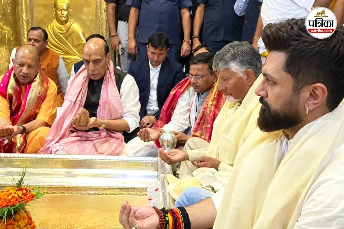 काशी विश्वनाथ पहुंचे राजनाथ-योगी, मोदी की लंबी उम्र और अच्छे स्वास्थ्य के लिए की पूजा