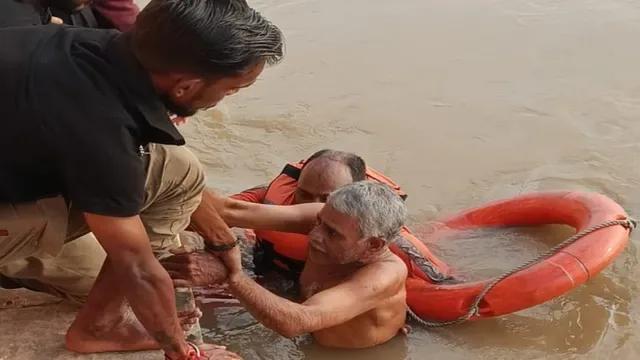 वाराणसी में एनडीआरएफ की तत्परता से बची तमिलनाडु के श्रद्धालु की जान, दांडी घाट पर गंगा में डूब रहा था वृद्ध