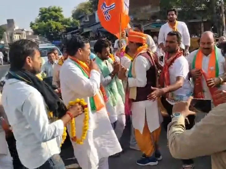 बड़नगर से वाराणसी संकल्प यात्रा का राया में जोरदार स्वागत: विधायक पूरन प्रकाश के नेतृत्व में भाजपाइयों ने क...