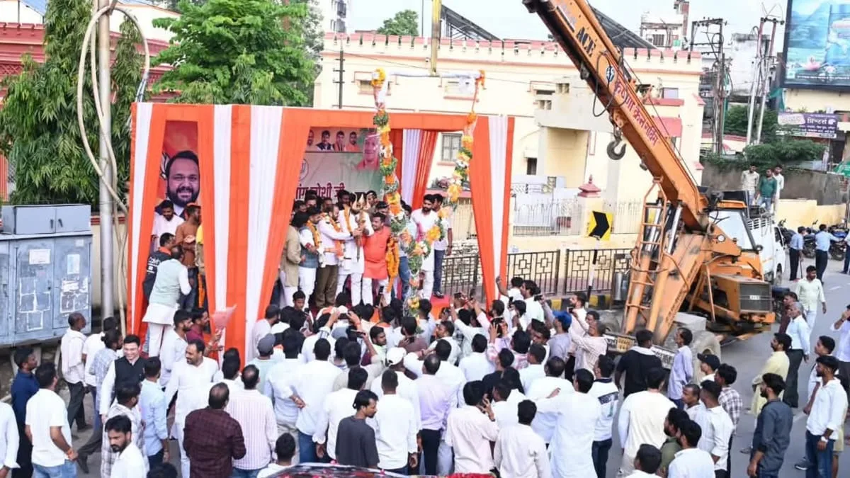 हेमांग जोशी को क्रेन से पहनाई माला: पहली बार काशी पहुंचे भाजयुमो के राष्ट्रीय अध्यक्ष, विश्वनाथ का दर्शन किए