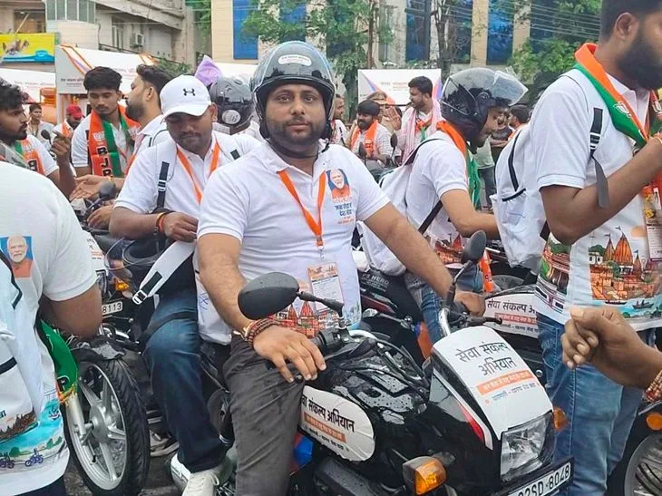उन्नाव के आदित्य शुक्ला वाराणसी से वडनगर सेवा यात्रा में: पीएम मोदी के 25 साल की जनसेवा पूरी होने पर निकली ...