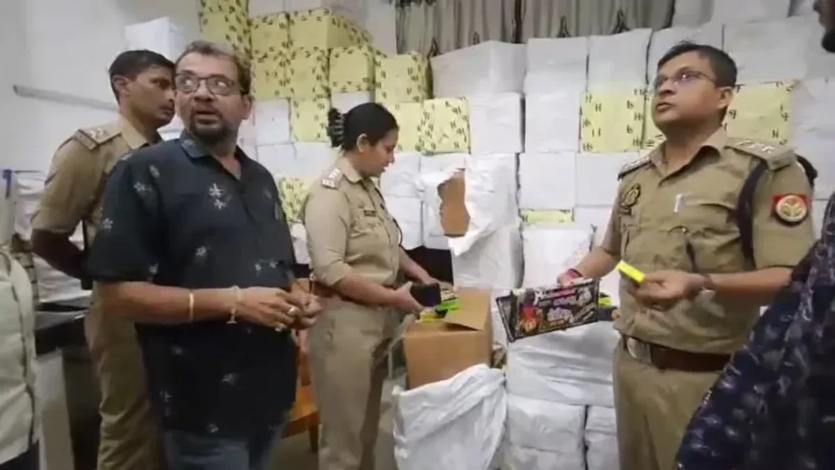 दीपावली से पहले वाराणसी पुलिस की बड़ी कार्रवाई! घर के अंदर मिला 30 क्विंटल पटाखे का स्टॉक