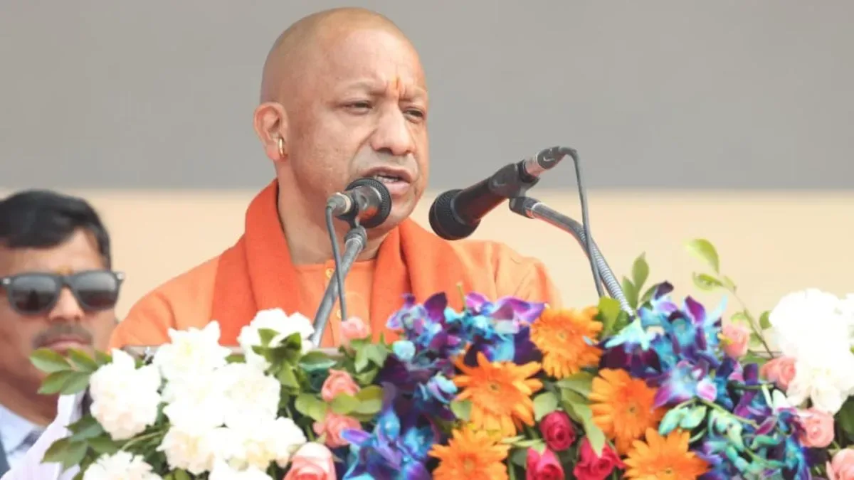 वाराणसी एयर शो के लिए CM योगी अलर्ट, PM मोदी के दौरे से पहले सुरक्षा और व्यवस्थाओं की समीक्षा