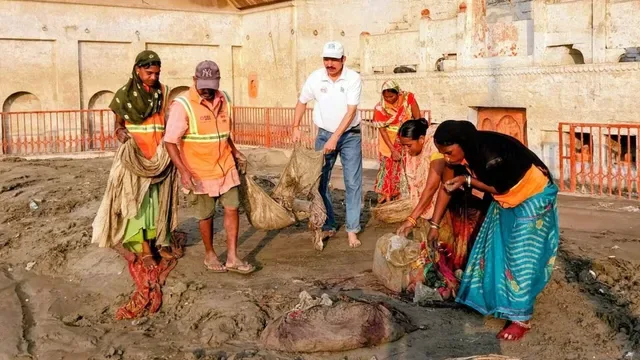 काशी के महाश्मशान मणिकर्णिका घाट पर चला स्वच्छता अभियान, गंगा सेवक बोले- यहां सेवा करना सबसे बड़ा सत्कर्म