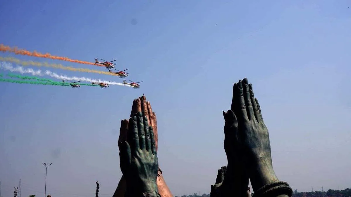 काशी के आसमान में गड़गड़ाहट के साथ शुरू हुआ भव्य एयर शो