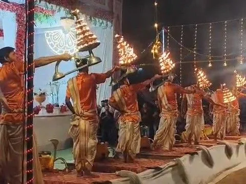 काशी से आए पंडित करा रहे मां दुर्गा की आरती: गंगा आरती की तर्ज पर हो रही पूजा, भाग लेने आ रोज आ रहे हजारों ...