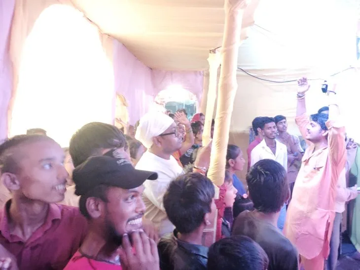 वाराणसी के बड़ी गैबी में गांव की थीम पर सजा: शानदार सजावट और इलेक्ट्रिक शो बना आकर्षण का केंद्र, देखने उमड़...