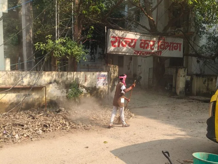सेलटेक्स ऑफिस से कूड़े का ढेर हटा: खबर छपने के बाद हुई सफाई, स्वच्छ काशी अभियान पर उठ रहे थे सवाल