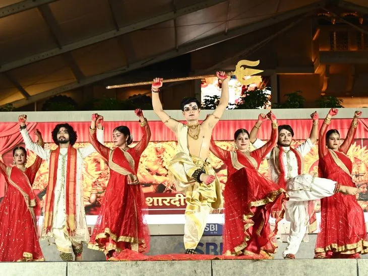 काशी विश्वनाथ धाम में सुर, लय, ताल की आठवीं संध्या: शारदीय नवरात्रि की अष्टमी पर कलाकारों ने दी भक्तिपूर्ण ...