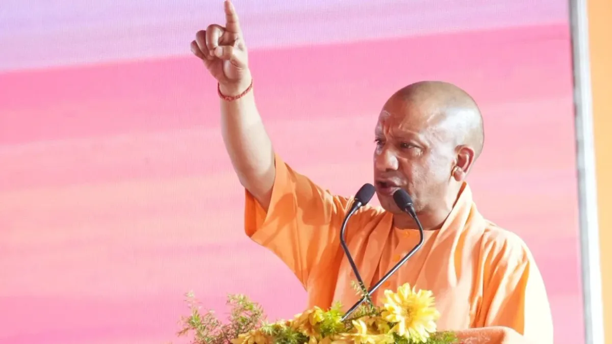मुख्यमंत्री योगी पहुंचे वाराणसी,‘नमो बुक फेस्ट, काशी संस्करण’ का अवलोकन करेंगे