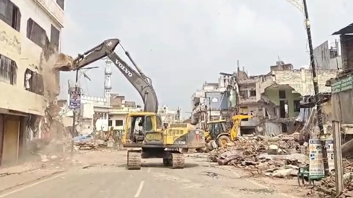 वाराणसी में बुलडोजर एक्शन: कचहरी-संदहा मार्ग पर हटाया जा रहा अतिक्रमण, छह बुलडोजर से ध्वस्त किए जा रहे भवन